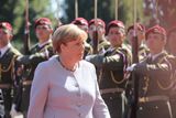 Po příletu do Prahy zamířila Angela Merkelová nejprve do Strakovy akademie. Čekalo ji první setkání s premiérem Bohuslavem Sobotkou, s nímž pak strávila většinu dne.