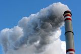 Skutečný komín Prunéřovské elektrárny. Do životního prostředí dokáže umístit 9 miliónů tun CO2 ročně, 15400 tun oxidů síry, 16700 tun oxidů dusíku. Ve všech kategoriích je to nejvíce v Česku. Jen 640 tun prachu ročně stačí na druhé místo za ostravským Mittalem.