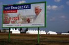 Přijíždí Benedikt XVI. Zájem věřících předčil očekávání