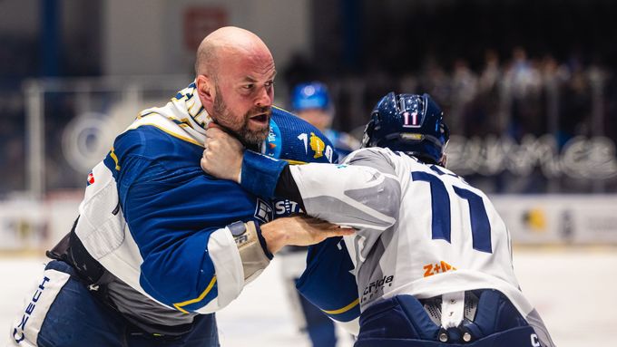 Radek Smoleňák v bitce s Markem Kalusem z Vítkovic