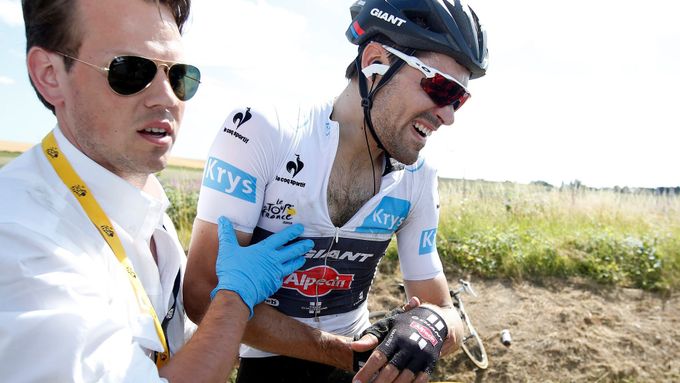 Zatímco na Vueltě se Dumoulin zatím může usmívat, na letošní Tour de France ho to bolelo