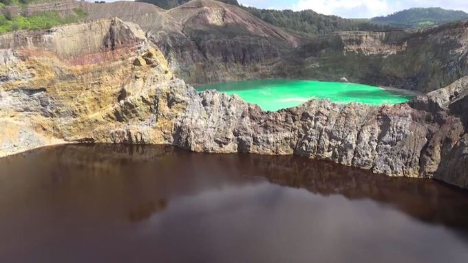 Video zachycující měnící se barvu jezer.