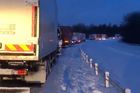 Přívaly sněhu zastavily rušnou dálnici. Řidiči uvázli v autech 15 hodin