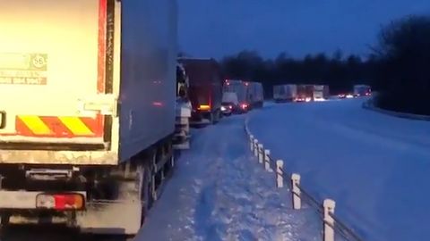 Přívaly sněhu zastavily rušnou dálnici. Řidiči uvázli v autech 15 hodin