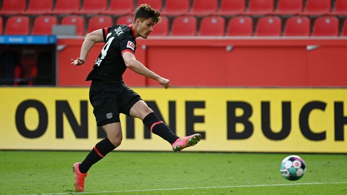 Patrik Schick střílí vítězný gól Leverkusenu do sítě Schalke