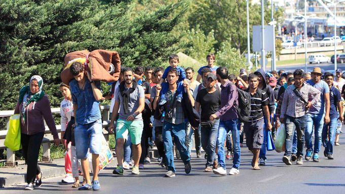 Maďaři je nechtějí na Západ pustit vlakem, a tak se stovky běženců vydaly do sousedního Rakouska pěšky.