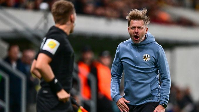 Trenér Hradce David Horejš při utkání první ligy proti Spartě