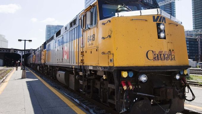 Vlak společnosti Via Rail před odjezdem z torontského nádraží. Archivní foto.