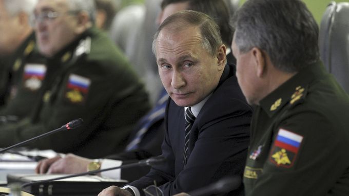 Ruský prezident Vladimir Putin a ministr obrany Sergej Šojgu (vpravo).