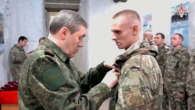 Náčelník generálního štábu ruské armády Valerij Gerasimov podle ministerstva obrany vyznamenává jednoho z vojáků, kteří byli v Avdijivce.