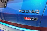 Spolu s kodiaqem debutuje i nové logo vozů řady RS. To postrádá tradiční zelenou a kombinuje červenou s chromovanými písmenky RS.
