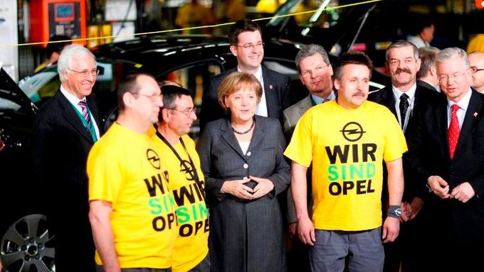 "My jsme Opel" hlásala trička zaměstnanců centrály automobilky při návštěvě kancléřky Merkelové.