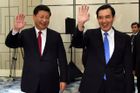 Prezidenti Číny a Tchaj-wanu se setkali na summitu. Poprvé za posledních 66 let