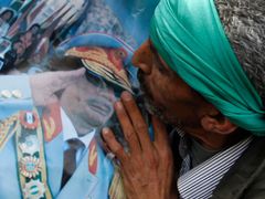Stoupenec plukovníka Kaddáfího líbá jeho obraz