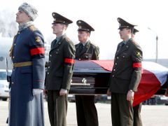 Vojáci na letišti ve Smolensku přenášejí rakev s ostatky polského prezidenta do letadla