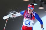 Eva Vrabcová-Nývltová, české překvapení sezony, na občerstvovací stanici ženského maratonu v běhu na lyžích na 30 km.