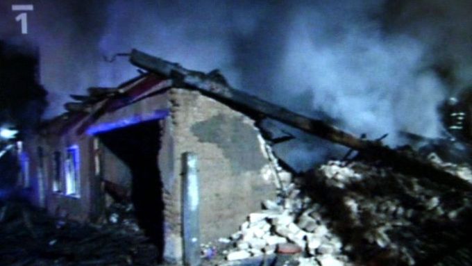 V tomto domě ve Vítkově málem uhořelo ani ne dvouleté dítě. Dům někdo úmyslně zapálil. Vážně popálení byli také oba rodiče.