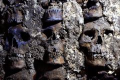 Vědci v Mexiku objevili další lebky lidí z obřadní věže Aztéků, jde o oběti bohů
