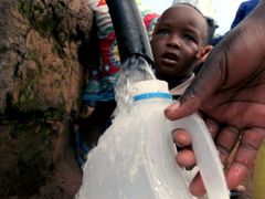 Žena v osmsetisícovém nairobském slumu Kibera jde se svým synem pro vodu. Přístup k nezávadné pitné vodě nemá přes miliardu obyvatel Zeměkoule. Pro připomenutí toho, jak je životodárná tekutina důležitá, vyhlásila OSN Mezinárodní den vody, který se slaví právě 22. března