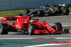 Sebastian Vettel ve Ferrari a Lewis Hamilton v Mercedese při testech F1 v Barceloně 2020