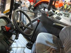 Konstruktéři v Zetoru se sice brání přílišnému používání elektroniky, v novém traktoru je ale již řada funkcí ovládána s její pomocí