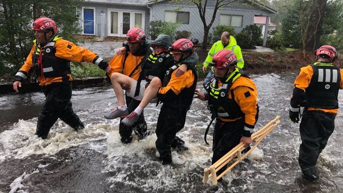 Foto: Zaplavené ulice a výpadky elektřiny. Hurikán Florence udeřil na pevninu USA