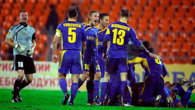 Fotbalisté BATE Borisov se radují ze čtvrtého postupu do základní skupiny Ligy mistrů za posledních sedm let.