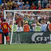 Sergio Ramos střílí gól z penalty během semifinálového utkání Eura 2012 mezi Portugalskem a Španělskem.