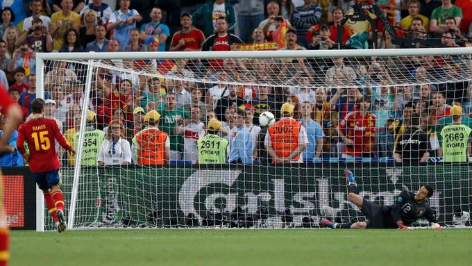 Sergio Ramos a jeho odvážná penalta v rozstřelu semifinále Eura.