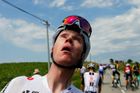 Chris Froome zasažený slzným plynem v 16. etapě Tour de France 2018