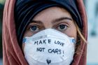 Tisíce ekoaktivistů blokují frankfurtský autosalon. Požadují zákaz spalovacích motorů