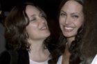 Její matka Marcheline Bertrand se kvůli Angelině Jolie vzdala herecké kariéry, aby měla dostatek času na péči o rodinu. Zde je Angelina zachycena se svou matkou v roce 2001. O šest let později zemřela na rakovinu. Právě kvůli strachu z dědičných vloh způsobujících rakovinu podstoupila Angelina Jolie operaci ňader.