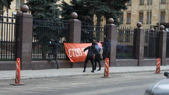 Incident před českou ambasádou v Moskvě.