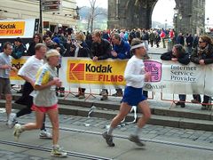 Běžci na trati u Karlova mostu