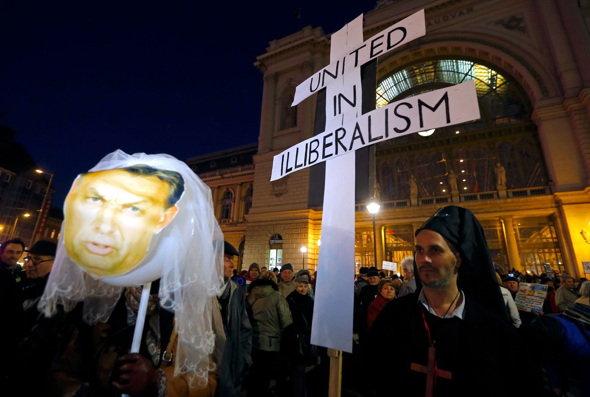 V předvečer Putinovy návštěvy se konala v Budapešti protestní demonstrace. Přišlo ale málo lidí.