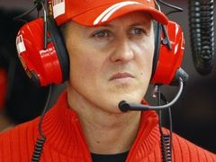 Bývalý šampion Michael Schumacher sleduje sobotní trénink formule 1.