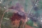 Foto ze satelitu: Tak to vypadá na místě tragédie MH17