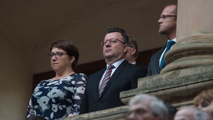 Ministr kultury Antonín Staněk (uprostřed) minulý týden při zahájení festivalu Smetanova Litomyšl.