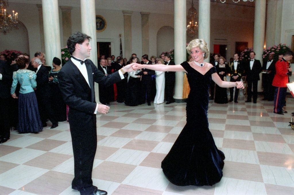 Princezna Diana při tanci s Johnem Travoltou v Bílém domě ve Washingtonu 1985