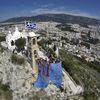 Protiunijní demonstranti vyvěsili baner i z vrcholku Lycabettus nad Aténami.