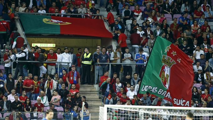 Fanoušci Portugalska slaví triumf svého týmu v přátelském zápase s Itálií.