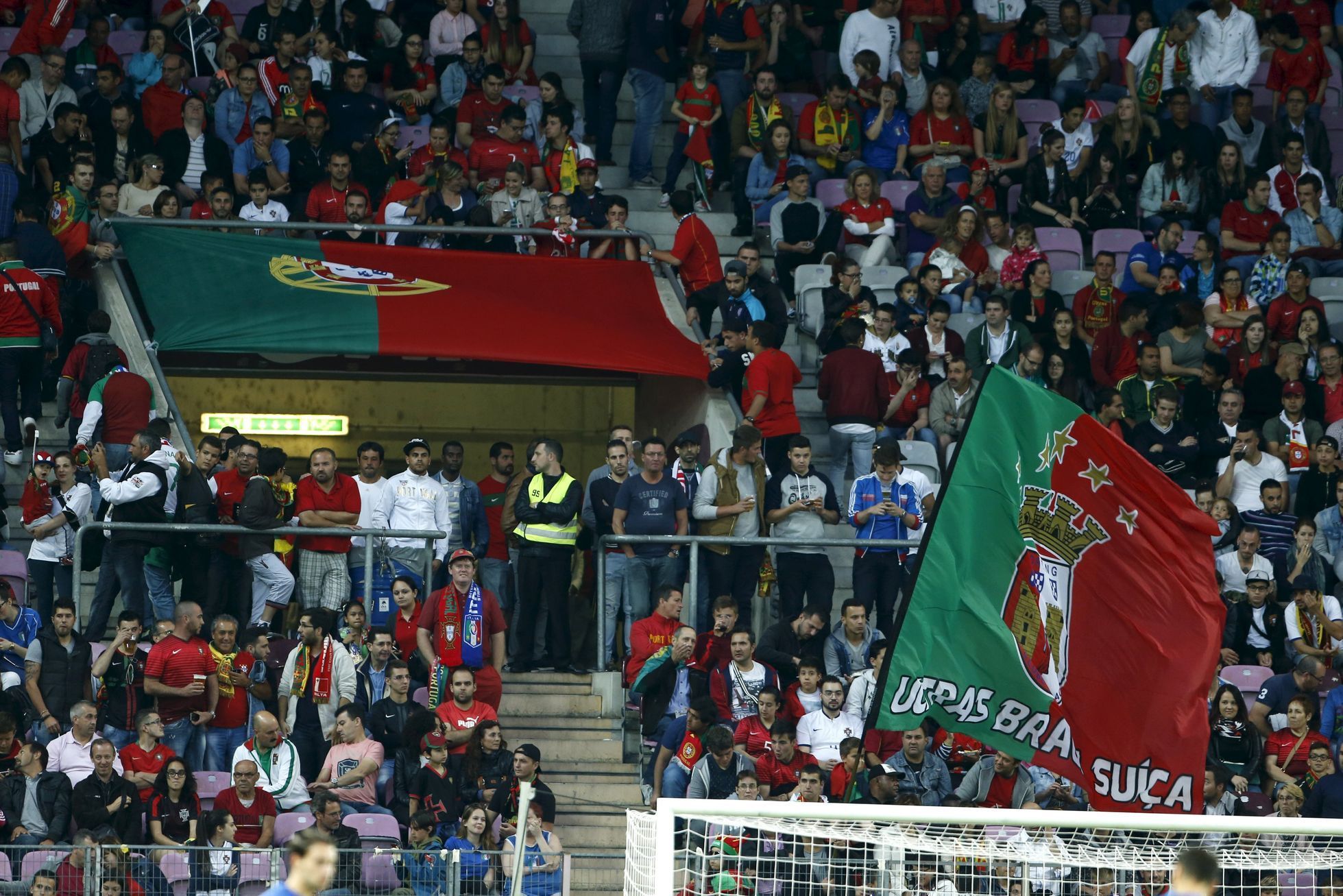 Fanoušci Portugalska slaví triumf svého týmu v přátelském zápase s Itálií