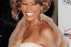 Hudebnímu průmyslu prospívá mrtvá Whitney Houston