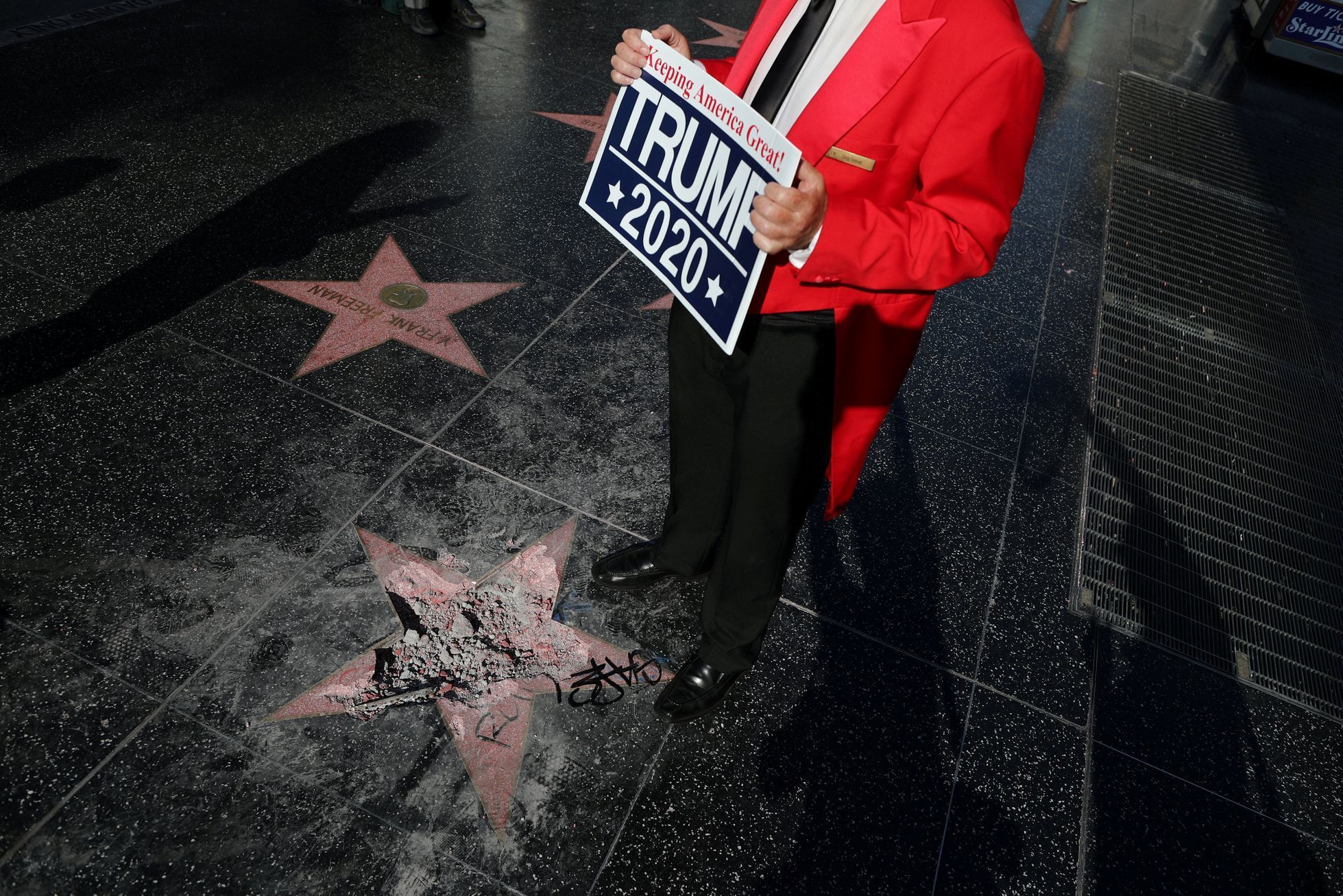 Poničená hvězda Donalda Trumpa na hollywoodském chodníku slávy