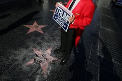 Hollywood chce odstranit Trumpovu hvězdu z chodníku slávy. Tu čest si nezaslouží, řekl starosta
