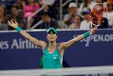 Vítězné gesto Francouzky Alize Cornetové. Dvaatřicetiletá hráčka na Wimbledonu senzačně vyřadila polskou královnu Igu Šwiatekovou a v New Yorku si připsala další velký úspěch.