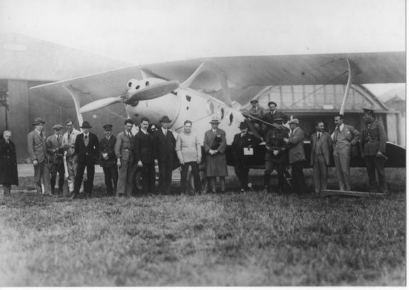 Snímek ze letiště v Kbelích z roku 1923, kde je zachycena skupina lidí, která pracovala pro aerolinku CFRNA (později přejmenovanou na CIDNA).