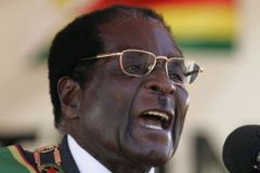 Zrušte sankce a dejte nám peníze, žádá Mugabe Západ
