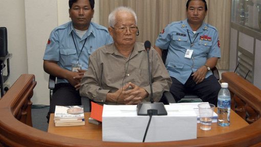 Khieu Samphan, někdejší prezident Demokratické Kampučie, jak se Kambodža oficiálně nazývala za krátké, ale o to brutálnější vlády Rudých Khmerů, usedl na lavici obžalovaných