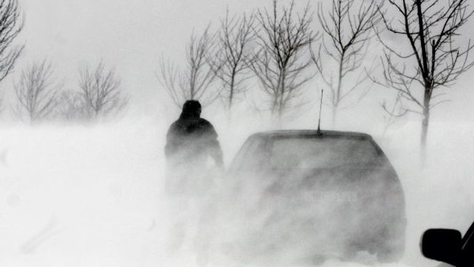 Sněžení potrápí hlavně řidiče. (Ilustrační foto)